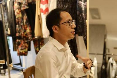 這位80后溫商,放棄國(guó)企&ldquo;鐵飯碗&rdquo;,十幾年只專注做一件事,如今拼出&ldquo;服裝王國(guó)&rdquo;&hellip;